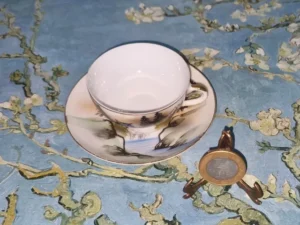 Xícara com pires, vintage, em porcelana japonesa, casca de ovo, pintada a mão. perfeita!