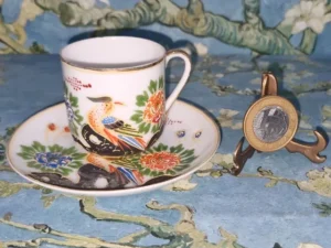 https://rj.olx.com.br/rio-de-janeiro-e-regiao/para-a-sua-casa/utensilios-para-cozinha/h-xicara-com-pires-casca-de-ovo-h-vintage-porcelana-japonesa-de-colecionador-pintada-1452860479?#:~:text=%22H%22%20X%C3%ADcara%20com%20pires%2Ccasca%20de%20ovo%20%22h%22%20vintage%2Cporcelana%20japonesa%2C%20de%20colecionador%2C%20pintada