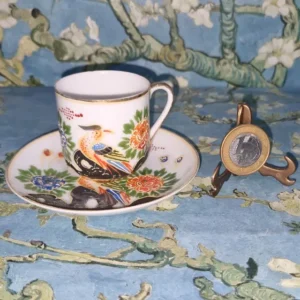 https://rj.olx.com.br/rio-de-janeiro-e-regiao/para-a-sua-casa/utensilios-para-cozinha/h-xicara-com-pires-casca-de-ovo-h-vintage-porcelana-japonesa-de-colecionador-pintada-1452860479?#:~:text=%22H%22%20X%C3%ADcara%20com%20pires%2Ccasca%20de%20ovo%20%22h%22%20vintage%2Cporcelana%20japonesa%2C%20de%20colecionador%2C%20pintada