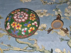 Cloisonné, antigo porta joias em metal esmaltado.7 cm de diâmetro e 4cm de altura fechado.