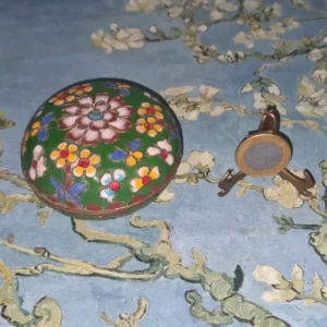Cloisonné, antigo porta joias em metal esmaltado.7 cm de diâmetro e 4cm de altura fechado.