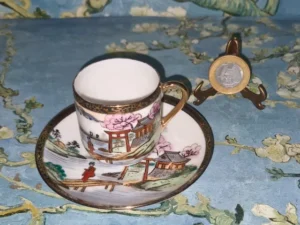 Xícara de porcelana japonesa antiga,(demitasse) significa "meia xícara". pintada à mão.
