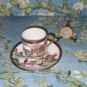 Xícara de porcelana japonesa antiga,(demitasse) significa "meia xícara". pintada à mão.