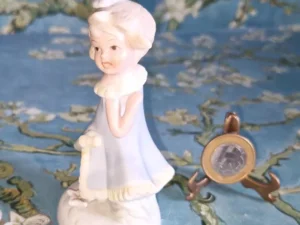 Monti Fiero estatueta antiga de menina 11 cm feita com porcelana espanhola Perfeita