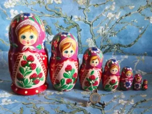 Boneca de madeira russa Matryoshka com sete bonequinhas encaixadas dentro dela Nova