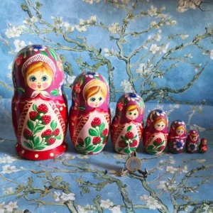 Boneca de madeira russa Matryoshka com sete bonequinhas encaixadas dentro dela Nova