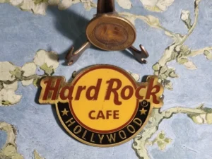 Ímã de geladeira de metal, 7cm, Hard Rock Cafe Hollywood (E.U.A). Original, usado.