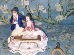 Vieira de Castro Grupo escultório de porcelana vintage com figura de casal