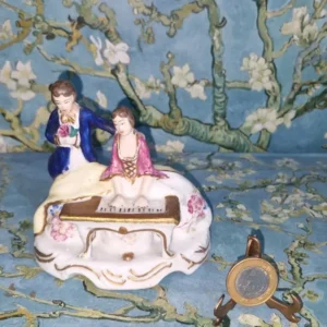 Vieira de Castro Grupo escultório de porcelana vintage com figura de casal