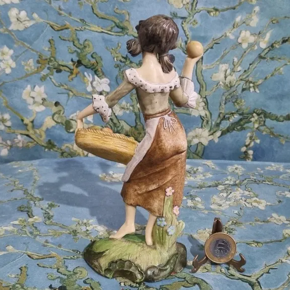 Estatueta em resina italiana camponesa vendedora de frutas 20cm Perfeita