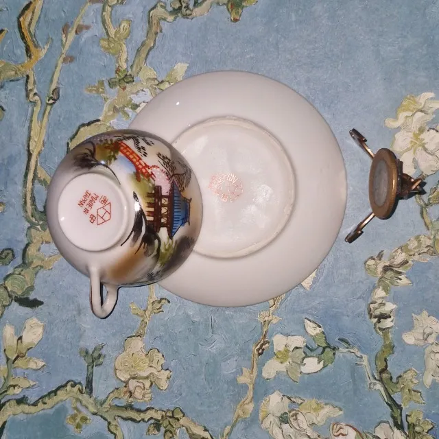 Xícara com pires, vintage, em porcelana japonesa, casca de ovo, pintada a mão. perfeita!